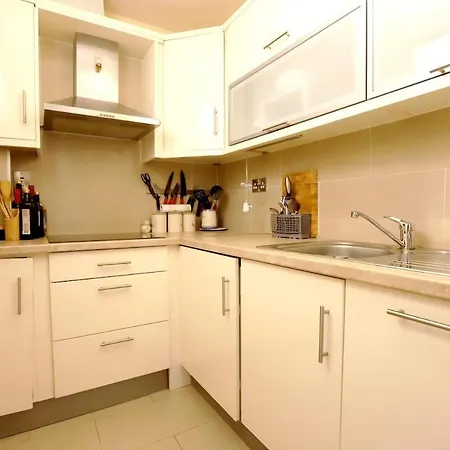شقة Modern Two Bed With Parking