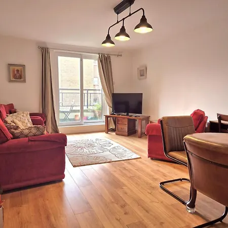 Modern Two Bed With Parking شقة *