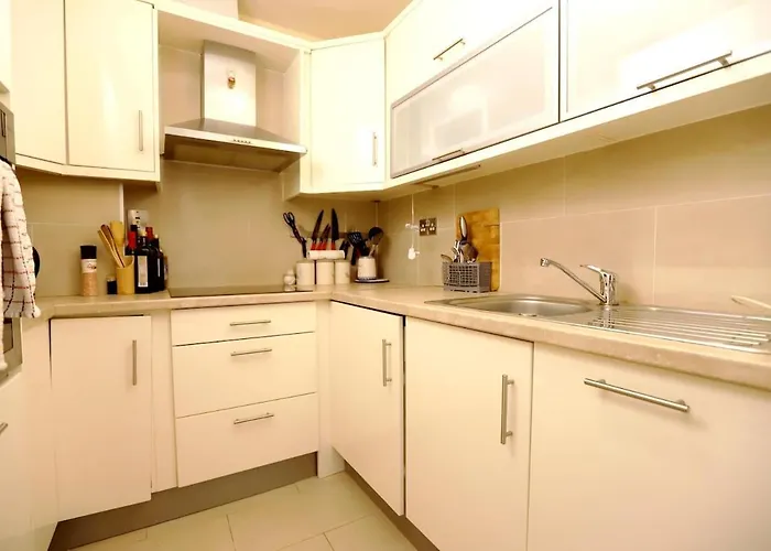 شقة Modern Two Bed With Parking