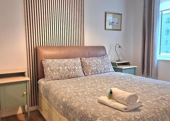 شقة Modern Two Bed With Parking