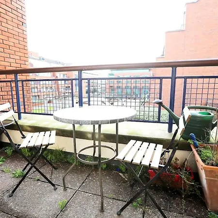 Modern Two Bed With Parking *