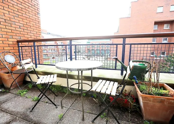 Modern Two Bed With Parking *